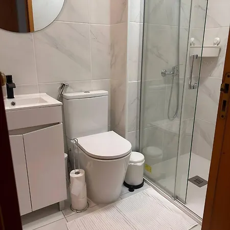 In Guest - Quarto E Casa De Banho Privado 1d בית הארחה